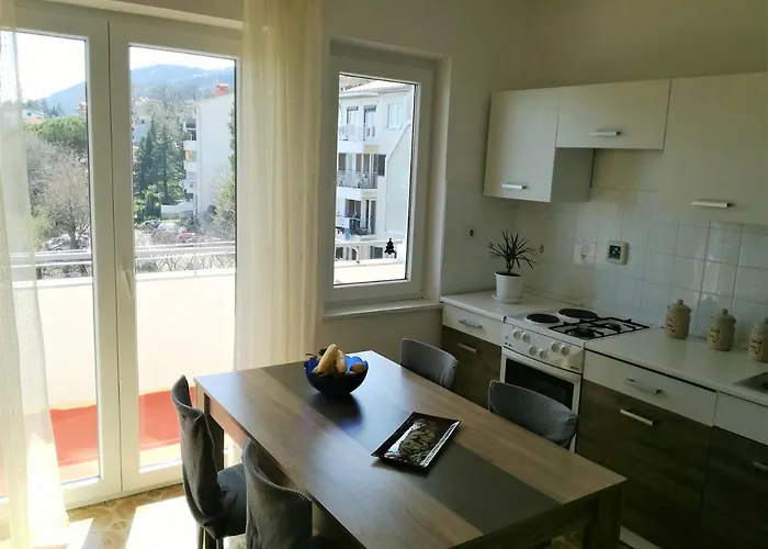 アパート Leona ロヴラン