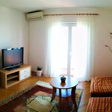 Leona Apartment