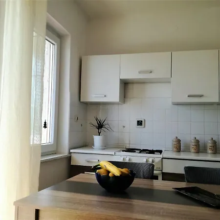 Leona Apartment *