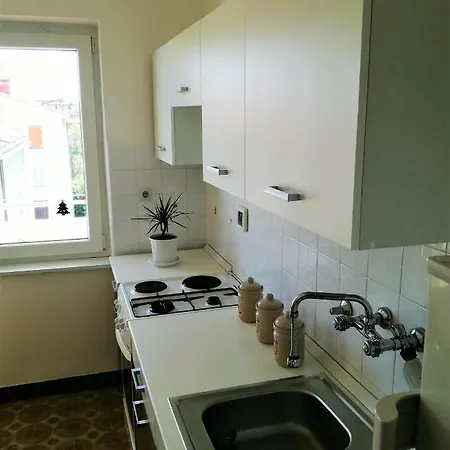 Leona Apartment