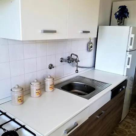 Leona Apartment *