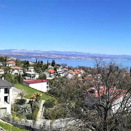 Leona Apartment