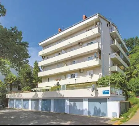 Apartment Leona *